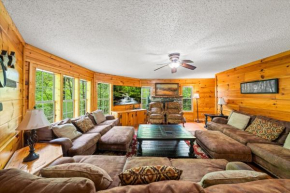 Peaceful Creekside 4BR Cabin FIRE PIT Hot Tub FREE Attraction Tickets